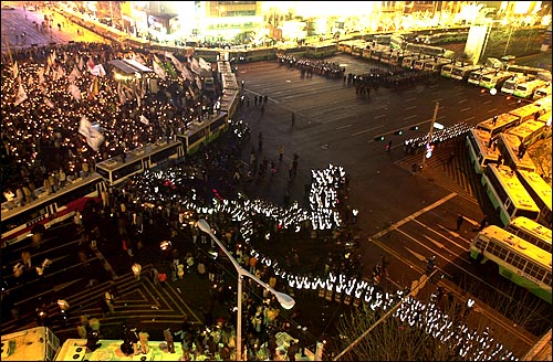 미대사관으로 향하는 세종로 일대가 경찰차와 경찰병력에 의해 막혀 있는 상황에서 촛불시위대 일부가 광화문 진입을 시도하고 있다. 